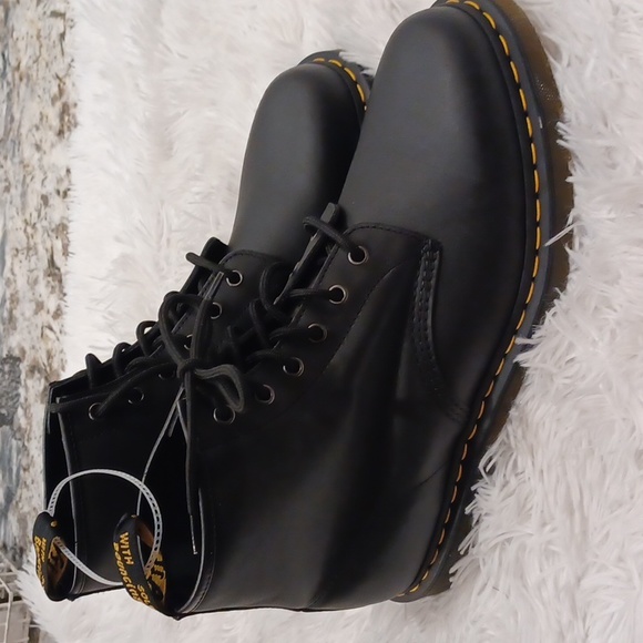Dr. Martens Yellow Stitch 101 Smooth Leather Lace Up Boot Black NEW - Picture 1 of 16